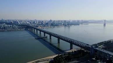 4K武汉长江大桥地标航拍视频视频的预览图